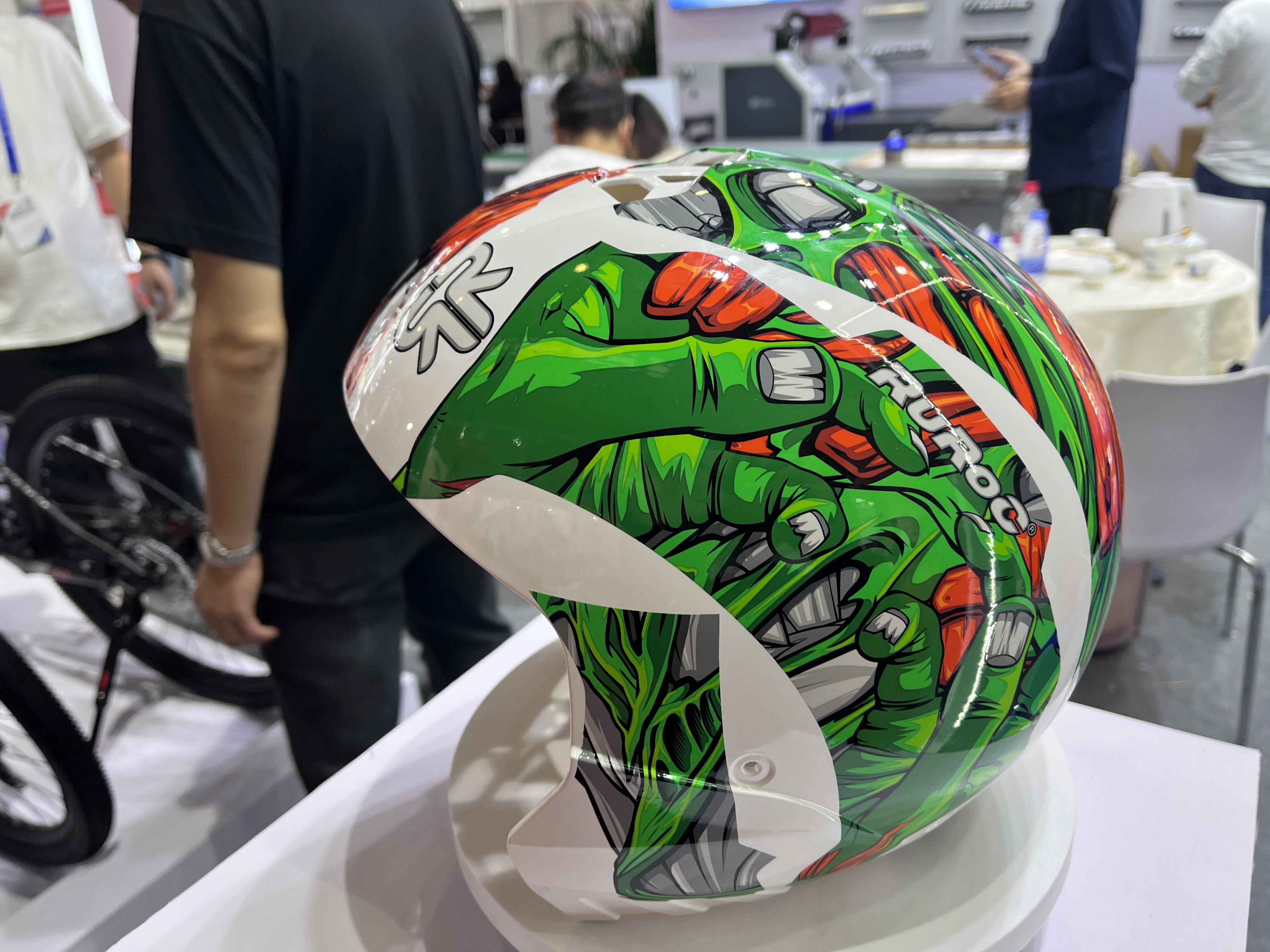 Cerneală folosită pe căști